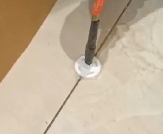 濉溪瓷砖空鼓维修公司专业解答瓷砖在铺贴过程中，如果没有涂抹均匀到位的粘结材料（如水泥砂浆或瓷砖胶），可能会导致以下问题